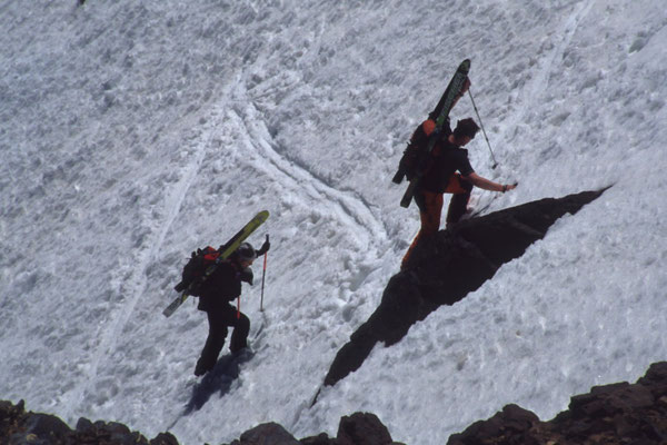 Sicherer ist es manchmal die Skier auf dem Rücken zu tragen