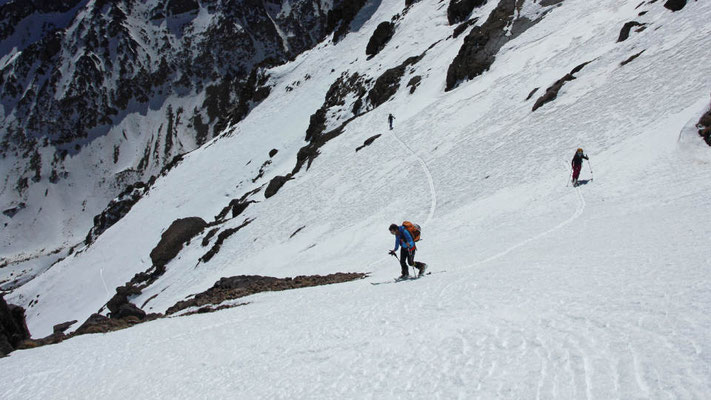 Durch weite Flanken führt uns der Aufstieg auf Buidoudam 3.680 Meter und Aguelzim