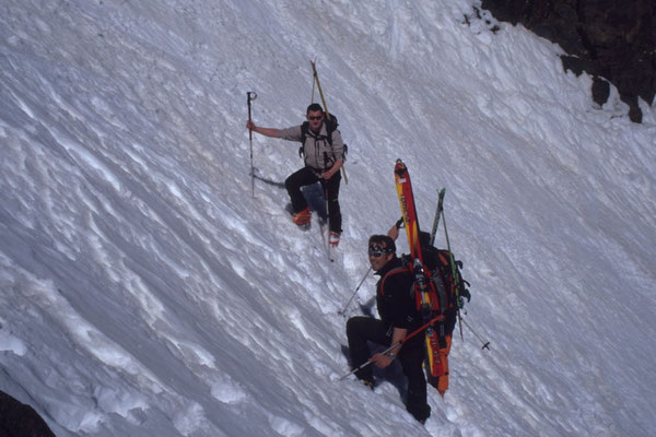 Ski tragen, der Lohn ist eine schöne Abfahrt im Firn