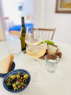 Regionale Weine, Brot, Käse