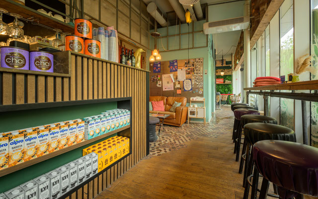 Sfeerbeeld in groothoek van interieur in restaurant Bagel & Juice door Jordy Leenders van Axis Studio.