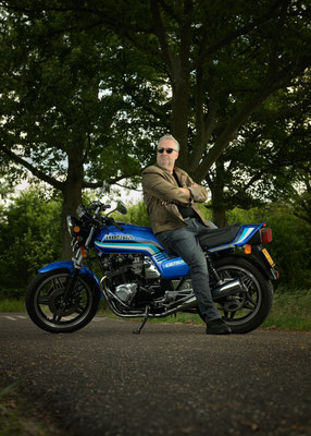 Portret van persoon op zijn Honda CB750F door Jordy Leenders van Axis Studio.