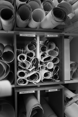 Close-up van werkmaterialen in atelier van James Chiew Art in Rotterdam door Jordy Leenders.