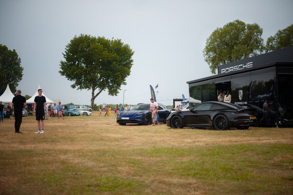 Puur Porsche Treffen 2023 op Aquabest in Best door Jordy Leenders - Porsche Taycan