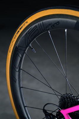 Close-up foto van S-Works racefiets in Acid Pink door Jordy Leenders uit Eindhoven.