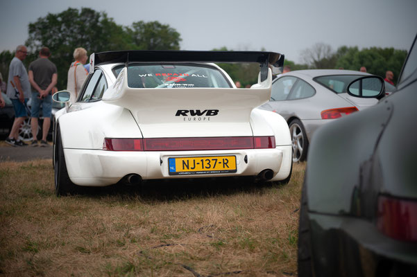 Puur Porsche Treffen 2023 op Aquabest in Best door Jordy Leenders - Porsche 911 RWB Europe