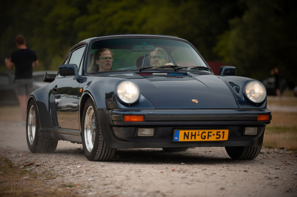 Puur Porsche Treffen 2023 op Aquabest in Best door Jordy Leenders - Porsche 911 3.3 Turbo Coupé 1986