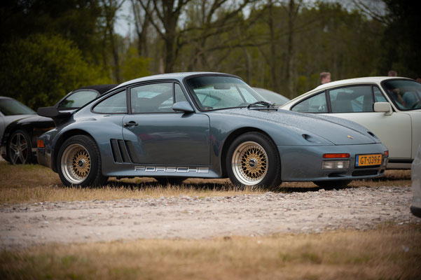 Puur Porsche Treffen 2023 op Aquabest in Best door Jordy Leenders - Porsche 911 Slant Nose 1984