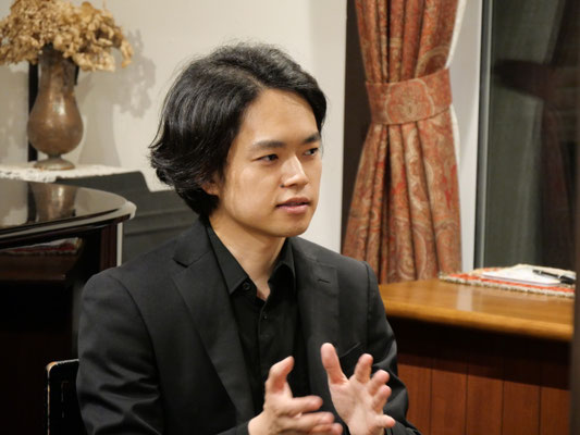 鈴木さんの解説がアルゼンチンタンゴへの扉を開いてくれます。