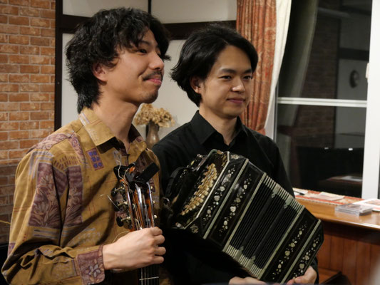 その道のエキスパートである２人のデュオが至高のタンゴ体験に導いてくれます。