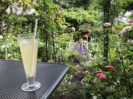 テラス席で冷たい飲みものを