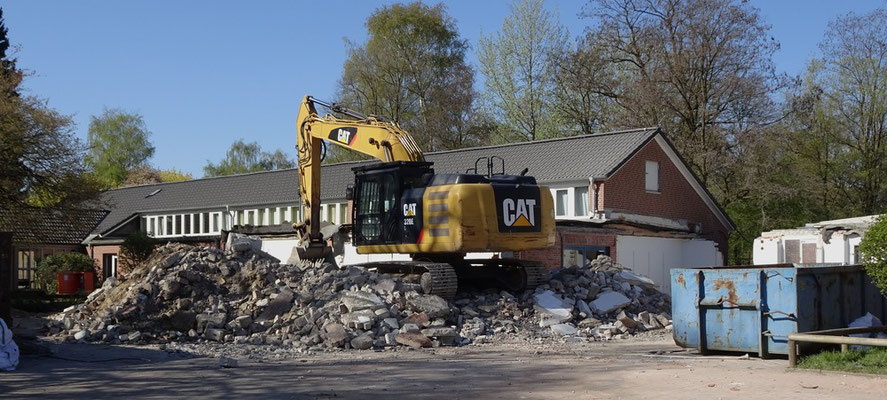 Der Schuttberg muss noch abgefahren werden.