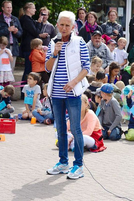 Frau Lilje eröffnet das Fest.