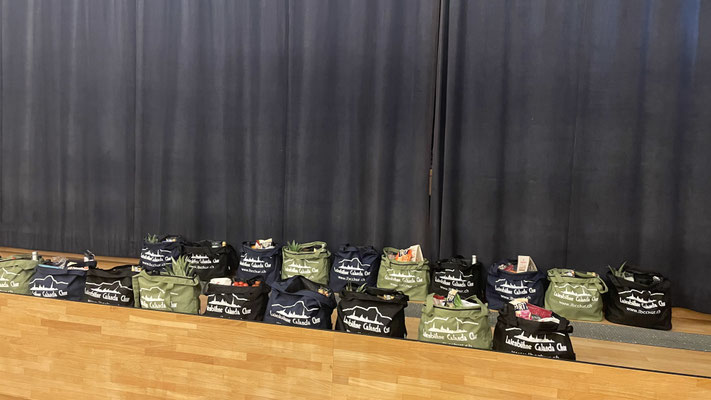 An jeder Aufführung gibt es 10 prall gefüllte Taschen zu gewinnen
