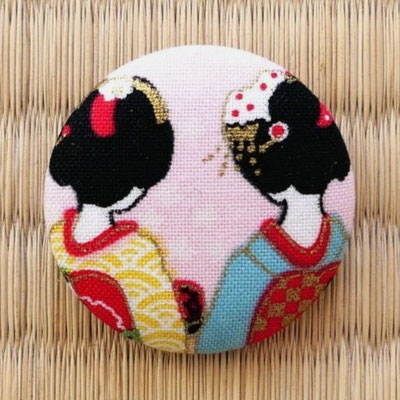 Broche ronde tissu japonais geishas 