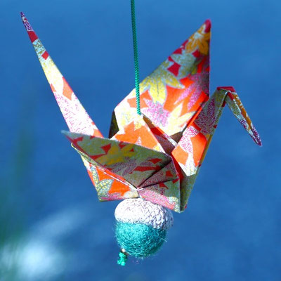 Grue en origami en papier japonais à suspendre rouge et or