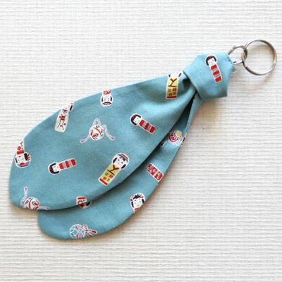 Porte clés tissu japonais kokeshi fond bleu