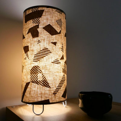 lampe tissu japonais motifs argent fond grège