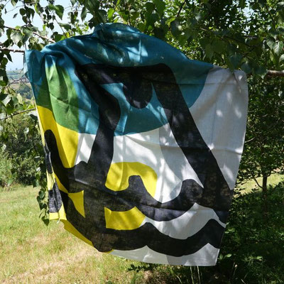 Furoshiki Musubi, dessin noir d'un grand moineau, fond jaune, turquoise, blanc