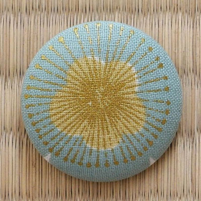 Broche ronde tissu japonais fleur de prunier