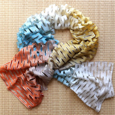 Echarpe en soie ajourée de Keiko Kuroishi multi couleurs
