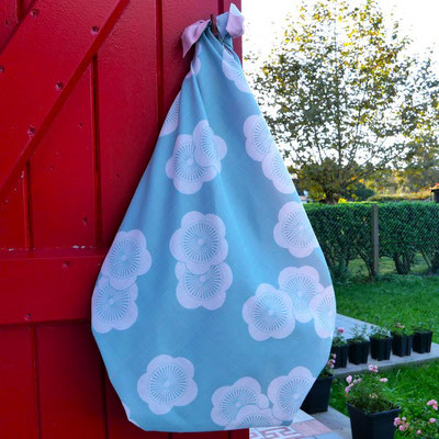 Furoshiki Musubi réversible fleurs de pruniers bleues en sac