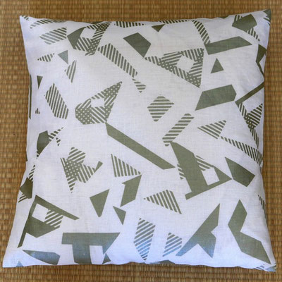 Coussin tissu japonais prismes argent fond blanc