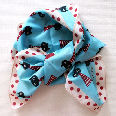 Foulard d'Atsuko Matano chat noir et rouge, fond bleu