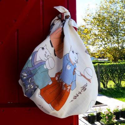 Furoshiki Musubi, représentation de chats jongleurs, sous forme humaine.