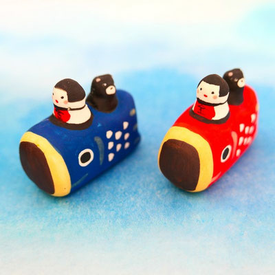 Koinobori figurines japonaises céramique rouges et bleues