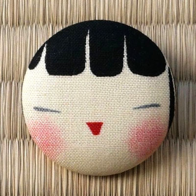 Broche ronde tissu japonais kokeshi