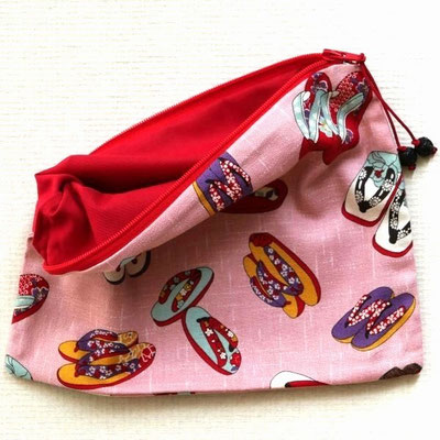 Trousse sandales japonaises, des Zori, multicolor fond rose, doublure et fermeture éclair rouges
