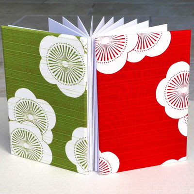 Carnet japonais en accordéon couvert tissu rouge et vert