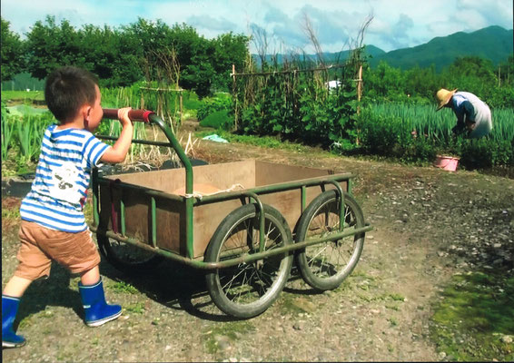 ばあちゃんとひ孫「僕、四輪車大好き」