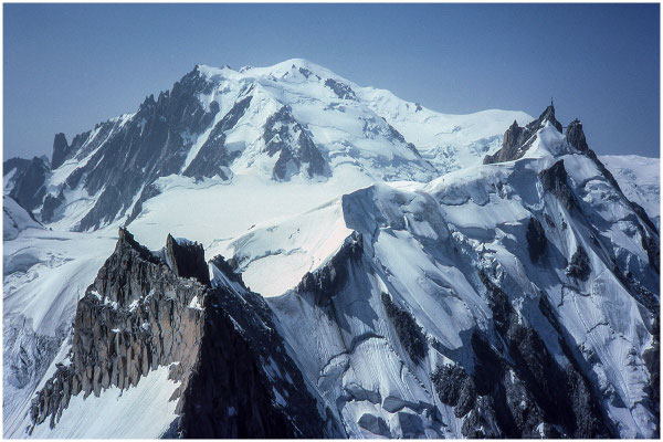 Sur l'arête Midi-Plan, au fond le Mt Blanc