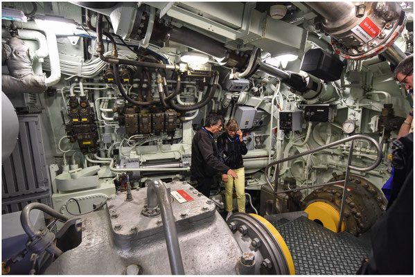 A l'arrière, en bas à droite, l'axe de propulsion, coupé pour permettre l'entrée de la visite