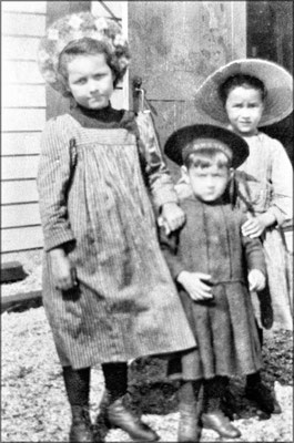 Enfants à Baie Ste-Claire vers 1903