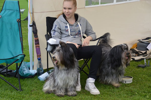 Hanna , links Anna und rechts Caatje