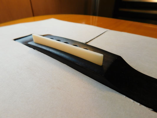 密着良く慎重に作業を行います。削りすぎると、一からやり直しです。