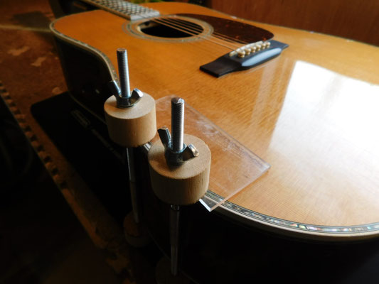 破損箇所の接着から作業スタートです。