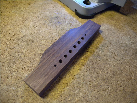 形を切り出し　ピンホールの加工を終えました