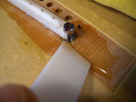 ブリッジの接着です　接着剤は(ニカワ)を使用いたしました。