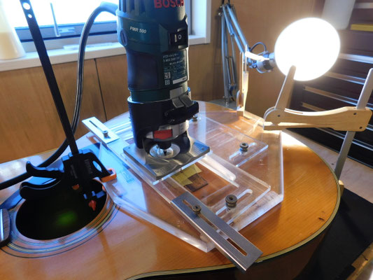 専用の治具を取り付け、トリマーで加工を行います。
