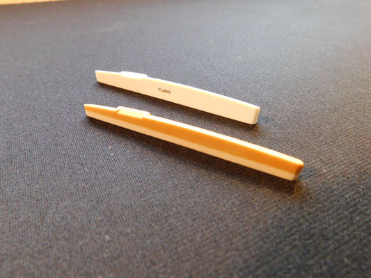 サドルの交換を行いました。お客様のご要望により、加工済みのタスクサドルを収めさせて頂きました。手前　オリジナルサドル　奥　加工済みタスクサドル。