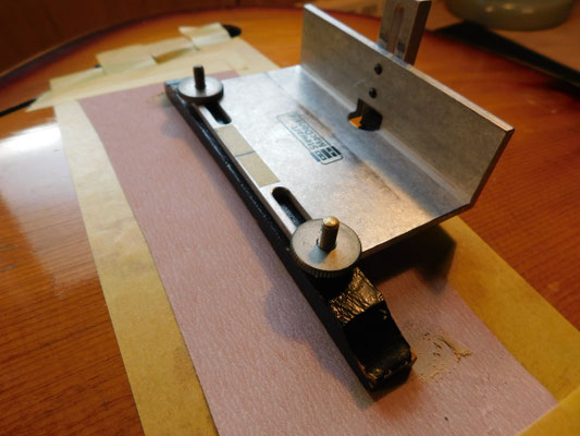 ブリッジに専用の治具を取り付け、加工を行います。