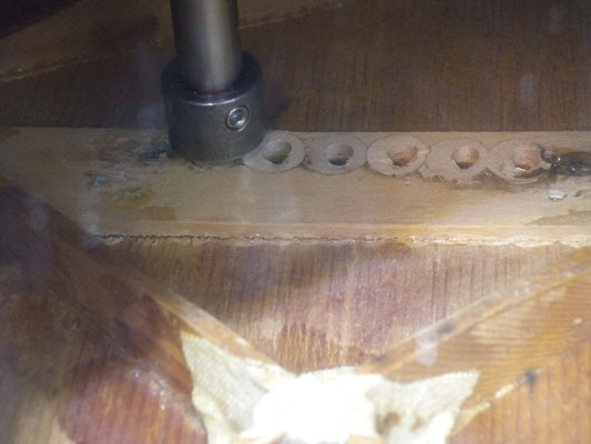 破損部分を専用のカッターでくぼみをつけます