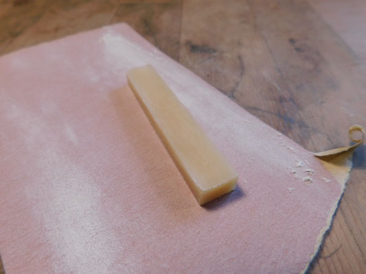 製作を行う前に全体の細かな傷を落とし、滑らかな状態にしてから製作を行います。　こうすることでとても綺麗な作品に仕上がります。