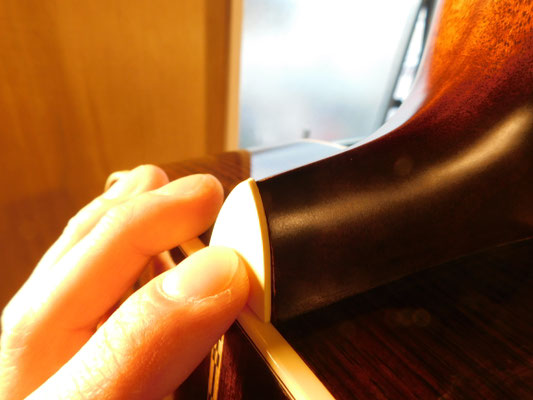 接着後、ネックヒール加工の為に外したヒールキャップの加工を行います。先端が合うよう加工します。
