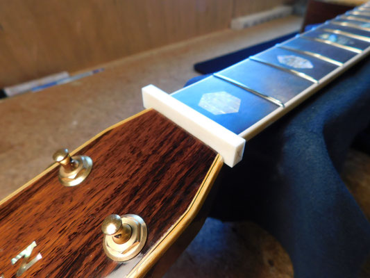 Martinのナットはナットの両端や底面が斜めに加工してあるナットが大く、微妙にその角度が違う物もあるので、こちらもゆっくりじっくり、ギターに合わせ製作を行います。