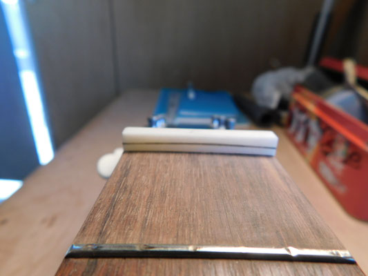 フレットに合わせ、新規ナットの上面のRを記します。